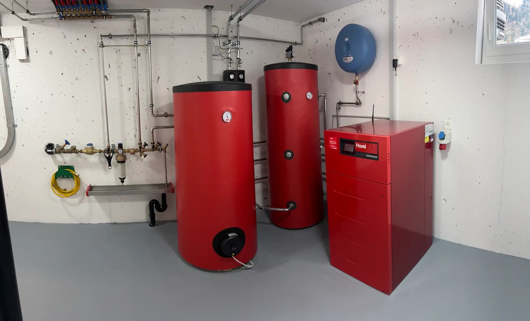 Neubau Einfamilienhaus – Wärmepumpe von Anfang an – Hoval-Wärmepumpe im Technikraum