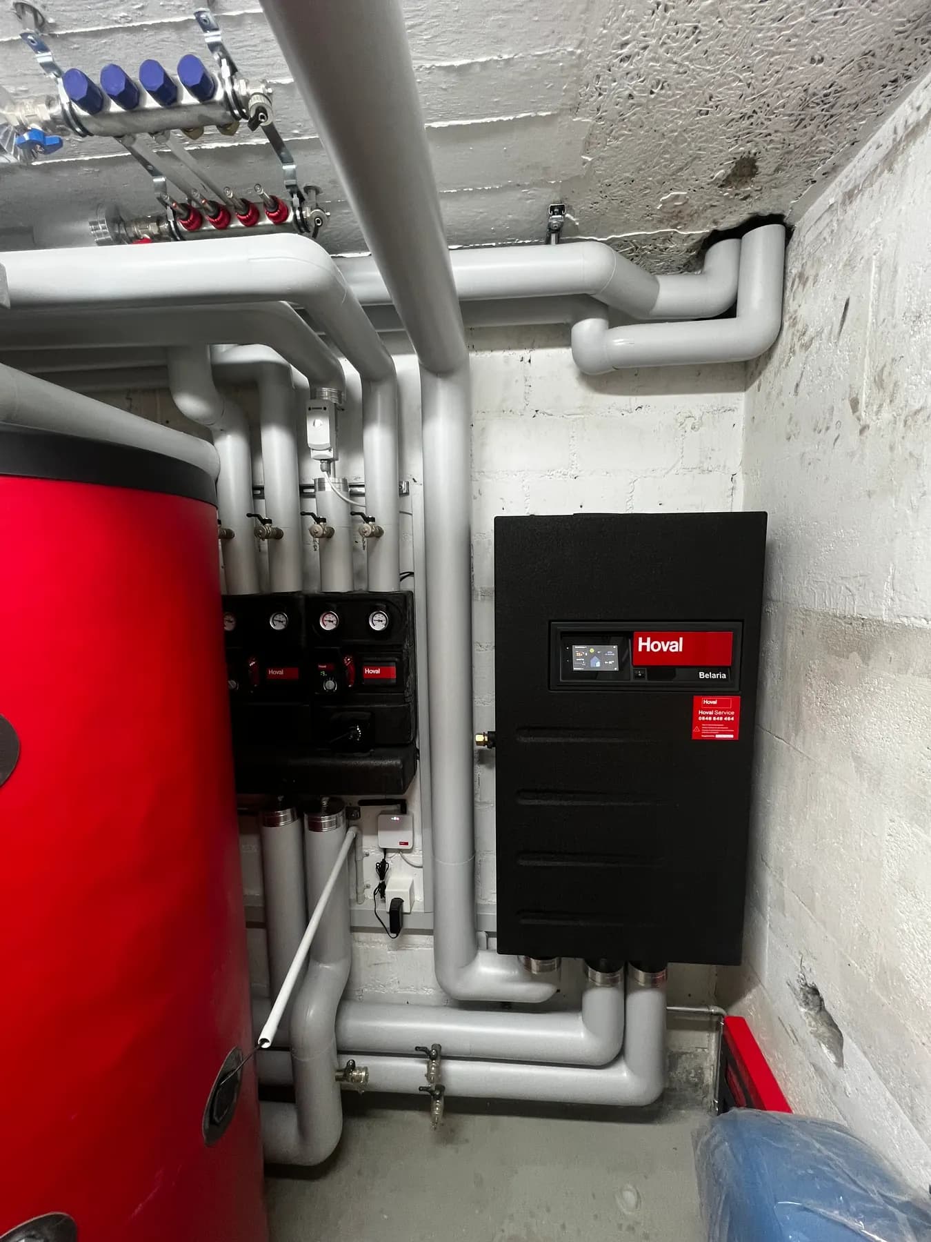 Umstieg Öl auf Wärmepumpe – EFH Murg – neue Hoval-Wärmepumpe innen